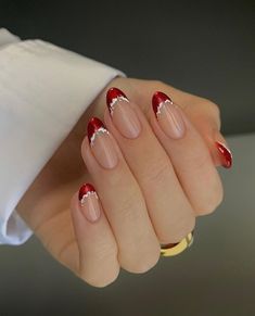 A fresh set of nails is honestly the best way to celebrate the festive season! Check out these cute and festive christmas nail designs! Red Christmas Nails, Cute Christmas Nails, Christmas Nails Easy, Her Nails