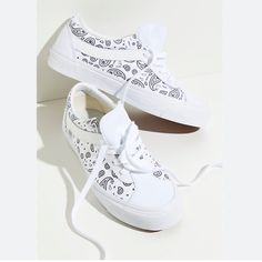 Vans Bandana White/Black Sneakers. The Bold Ni Shoe Is A Skate Sneaker From The Archives Of Vans, Presented Here In A Stylish Version: The Sturdy Canvas Upper With Leather Details Has Been Finished With A Paisley Pattern. Ultracush Insole. New In Box Never Worn. White Sneakers For Skateboarding In Summer, White Skateboarding Sneakers For Summer, White Sneakers For Skateboarding, Vans Bandana, Vans Sk8 Hi Black, Womens Suede Boots, Old Skool Black, Black Platform Shoes, Vans White