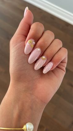 Beach Themes Nails, Clam Shell Nails, Gold Beach Nails, Stingray Nails, Simple Beachy Nails, Seashells Nails, Scalloped Nails, Shell Nails Designs, Sea Shell Nails