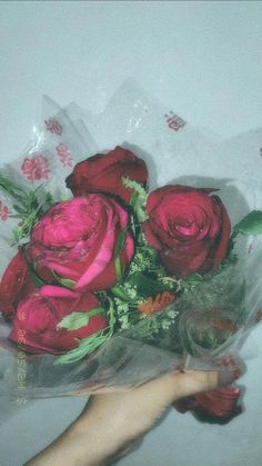 rose bouquet, aesthetic bouquet, aesthetic roses, bouquet picture Aesthetic Rose Pic, Aesthetic Flowers Bouquets, Simple Rose Bouquet, Rose Bouquet Aesthetic, Bouquet Of Flowers Aesthetic, Flower Bouquet Snapchat Story, Red Roses Aesthetic, Red Rose Photo, Flower Bouquet Aesthetic