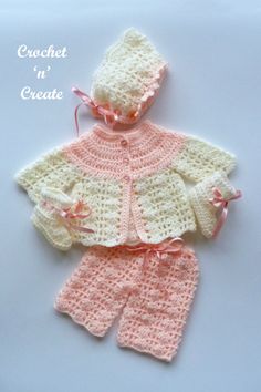 a crochet baby outfit with balloons on the bottom and an image of a teddy bear