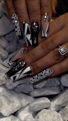 Nail Art Noir, Diamond Nail Designs, Nail Designs Bling, Vegas Nails, Black Nails With Glitter, Black Acrylic Nails, Stylish Nails Designs, Fancy Nails Designs, Nails Design With Rhinestones