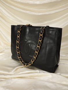 CONDITION: GOOD VINTAGE .?ÿ TWIN WITH ME!? A stunning and bold Chanel tote with 24K gold plated chunky large chains!! Features a huge Chanel timeless logo on the front! Simply iconic, and perfect to style with a casual fit.?ÿ Gives an effortless chic vibe when with a ?ÿcoat!?ÿBag currently online for $2900+. Please note: Slight discoloration on hardware, and minimal wear on corners. In order to meet the current demand and given the?ÿnature of sourcing inventory, all sales are final. Please be sure to review all pictures and ask any questions prior to making a purchase! To prevent any form of fraud, I?ÿkeep video records of?ÿmyself?ÿpackaging?ÿand dropping off each order, and?ÿall?ÿorders ship with?ÿtracking and?ÿsignature?ÿconfirmation. Please ensure your shipping address is correct as we Timeless Logo, Girl Backpacks School, Chanel Tote, Chanel Caviar, Bottega Veneta Shoulder Bag, Louis Vuitton Shoes, Dior Shoes, Effortless Chic, Girl Backpacks