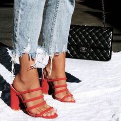 Estilo Vanessa Hudgens, Sandals Outfit Summer, Heel Sandals Outfit, Hak Tinggi, Sandals Outfit, Light Blue Jeans, Winter Trends, Red Suede