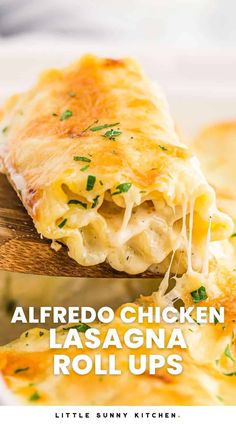 the recipe for alfredo chicken lasagna rolls is shown on a cutting board with text overlay