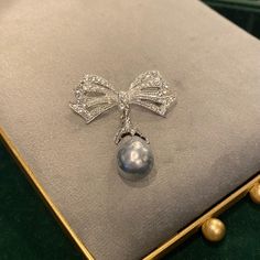 Ship from uk  Mint condition Height: 4.8cm Width: 4.3cm Material: silver-plated metal, rhinestone, faux pearl Pearl Grey, Pearl Drop, Vintage Brooches, Faux Pearl, Brooch Pin, Wedding Shop, Silver Plate, Ribbon, Beauty Book