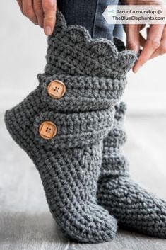 Crochet Boots Free Pattern, Crochet Slippers Adult Free Pattern, Crochet Boots Pattern, Crochet Slipper Boots, Easy Crochet Slippers, Crochet Slipper, Crochet Socks Pattern, Crochet Slippers Free Pattern, Poncho Crochet