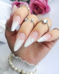 Almond Nails Designs White, Married Nails, Engagement Nails Acrylic, Pink And White Wedding Nails, Nails Novia, White Nails Wedding, Almondetto Nails, Nail Designs Wedding, Engagement Nails Designs