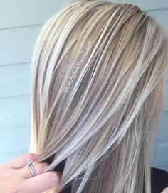 Dimensional honey blonde and platinum white blonde healthy shiny hair by Emily Field @emilyfieldhairdesign Healthy Shiny Hair, Blond Balayage, Super Hair, Hair Styles 2017, White Blonde, Shades Of Blonde, Trendy Hair Color, Platinum Blonde Hair