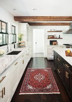 Black windows Black Kitchen Sink, Black Kitchen Cabinets, White Kitchen Design, Modern Farmhouse Kitchens