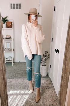 Business Casual Outfits 2023 Winter, Casual Outfits Cool Weather, Women's Fall Outfits 2023, Autumn 2022 Outfits, 2022 Fall Winter Sweater Trend, White And Tan Outfits, Northern Outfits, How To Style Turtle Neck Tops Sweater, Nashville Fashion Fall