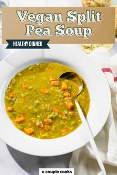 This vegan split pea soup is hearty and smoky, thanks to a touch of liquid smoke instead of ham. Perfect for hearty and healthy lunches and dinner. Find the recipe on our site! Vegan Split Pea, Vegetarian Split Pea Soup, Vegan Split Pea Soup, Split Pea Soup, Fast Recipes, Comfort Soup, Daniel Fast