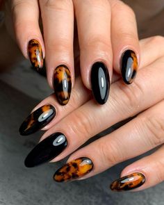 Torti Nails Design, Eye Catching Nails, Green And Leopard Nails, Black Pattern Nails, Nail Design Tutorial Step By Step, Sammi Jefcoate Nails, Carey Nails, Tortie Nails, Half Nails