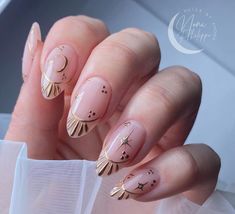 Gold Accent Nail Design, Art Nouveau Nails, Gold Floral Nails, Lotus Nail Art, Sun And Moon Nails, Art Deco Nail Art, Gold Accent Nail, Accent Nail Designs, Art Deco Nails