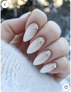 Engagement Winter Nails, Winter Nails Trends 2024, White Almond Nails Christmas, Holiday Gel Manicure, Festive White Nails, White French Manicure With Glitter, Pearl White Christmas Nails, Glam Holiday Nails, Festive Nail Art Designs