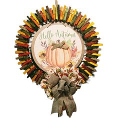 an autumn wreath made out of crayons and colored pencils with the words hello autumn written on it