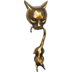 a gold cat statue with its head turned to the side