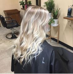 Cool Tone Blonde With Shadow Root, Natural Icy Blonde Balayage, Back To School Blonde Hair, Semi Platinum Blonde Hair, Extreme Blonde Highlights, Double Blonde Highlights, Blonde Balayage Cream, Platinum Blonde Highlights Balayage, Blonde With Lots Of Dimension