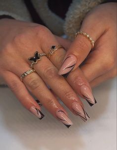 Minimalist Coffin Nail Design, Black Detailed Nails, Nail Inspo Black Design, Square Nails Ideas Black, Black And White Line Nails, Most Wanted Tour Nails, Classy Nails Black, Nails That Go With Black Dress, Black Coffin Nails Design