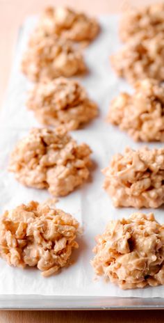 Rice Krispie Cluster with peanut butter and mini marshmallows on a baking sheet for dessert Peanut Butter Rice Crispies, Cake Courgette, Peanut Butter Marshmallow, Food Fest, Krispie Treats Recipe, Cereal Bar, Crispy Rice