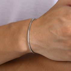 Luce un estilo discreto con el elegante Keary. Esta sutil pulsera de cadena con forma de serpiente añade un estilo picante a tu look diario. Piense menos en "una cena elegante" y más en "comerlo en el bar". No te dejes engañar por su tamaño, tiene mucha personalidad. Especificaciones:  Metal: Acero inoxidable con cuentas y corona de cobre y pulsera de alambre. Color: Variaciones de oro negro y plata Acabado: Pulido Peso total: 5 g Dimensiones: 0,07" | 1,7 mm Longitud: 8,27"-9,45" | 21cm-24cm aju Stainless Steel Bracelet Men, Leather Choker Necklace, Snake Chain Bracelets, Chain Bracelets, Luxury Rings, Bracelet Clasps, Nature Bracelets, Chain Choker