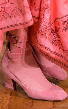 Valentino SS 2017 Shoes Runway, Bridal Heels, Summer Fashion Trends, Pink Shoes, Stylish Shoes, Fashion Details, Fashion Week Spring, Beautiful Shoes