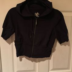 Never Worn But No Tags, Has Two Pockets Casual Outerwear With Zipper For Workout, Stretch Hooded Tops With Zipper Closure, Casual Zipper Hoodie For Workout, Casual Workout Hoodie With Zipper, Casual Hooded Jacket For Fall Workouts, Casual Fall Workout Hooded Jacket, Casual Hooded Workout Jacket For Fall, Hooded Tops With Zipper Closure For Streetwear, Casual Hooded Tops With Zipper Closure