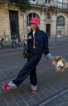 Red Shoes Jeans Outfit, Style With Adidas Samba, Red Addidas Shoes Outfits Girl, Outfits With Red Adidas Shoes, Red Gazelles Adidas Outfit, Red Sambas Adidas Women Outfit, Red Gazelles Outfit, Gazelle Red Adidas Outfit, Adidas Gazelle Bold Red Outfit