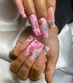 Add a fun twist to your holiday manicure with pink Christmas nails! From light soft pastels to bold fuchsia, pink Christmas nails bring a playful, modern vibe to traditional holiday looks. Try pink glitter, snowflakes, reindeer, ornaments, candy cane stripes or frosty ombre effects for winter or festive Christmas nail art. Make your nails merry and bright with pink christmas nail designs, cute pink christmas nails and pink christmas nail ideas! Easy Christmas Nail Designs, Cute Pink Christmas, Christmas Nail Designs Easy, Winter Nails Acrylic, Christmas Nails Easy