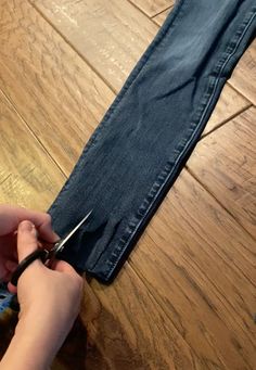 HOW-TO | DIY Fringe Jeans How To Fringe Bottom Of Jeans, Fringe Jeans Outfit, Heavenly Fashion, Decorated Jeans, Fringe Bottom Jeans, Fringed Jeans