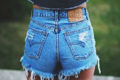 How To Make Ripped Jeans, Diy Jean Shorts, Umgestaltete Shirts, Jean Diy, Diy Ripped Jeans, Denim Shorts Outfit, Shorts Diy, Levis Denim Shorts, Diy Shorts