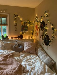 Bedroom Ideas Cute Fairy Lights & Comfy Aesthetic Fairy Lights And Vines On Ceiling, Fairy Lights And Vines Bedroom, Vines And Fairy Lights Bedroom, Orange Room Aesthetic, Vines Lights, Chill Room Aesthetic, Fairy Lights For Bedroom, Hanging Fairy Lights