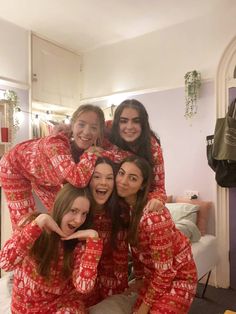 Christmas Pjs With Friends, Best Friend Christmas Sleepover, Christmas Day With Friends, Friends Matching Christmas Pjs, Things To Do At A Sleepover Christmas, Friendmas Party Aesthetic, Xmas Friends Party, Aesthetic Christmas Friends, Christmas Sleepover With Friends