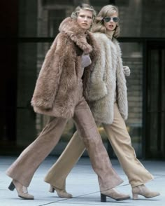 Fur Coat Outfit, Mode Ulzzang, The Cardigans, September 1st, Look Retro, Coat Outfit, Vogue Covers, Icon Icon, Fur Coats