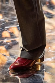 Gucci Fall 2019 Ready-to-Wear Fashion Show Details: See detail photos for Gucci Fall 2019 Ready-to-Wear collection. Chelsea Boots Outfit, Shoes Guide, Men Fashion Photoshoot, Grooming Style, Guys Clothing Styles, Brooklyn Baby, Zipper Boots, Japanese Street Fashion, Runway Looks