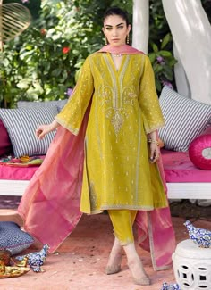 Farah Talib Aziz, Seashell Pink, Bridal Dresses Pakistan, Pakistani Fashion Party Wear, Salwar Kamiz, Pakistani Dresses Casual, Beautiful Pakistani Dresses, Designer Party Wear Dresses, Suits Design