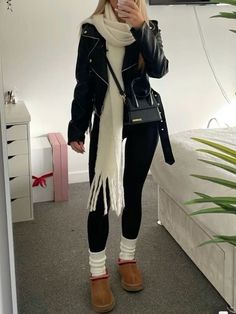 Slipper Outfit Casual, Camel Ugg Boots Outfit, Styling Tasman Slippers, Ugg Platform Tasman Slippers Outfit, Leggings And Ugg Slippers, Platform Uggs Outfit Tasman, Outfit Ideas With Ugg Tasman, Taxman’s Uggs Outfits, Ugg Tasman Chestnut Outfit