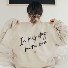 the back of a woman's sweatshirt that says, i'm my dog mom