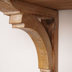 the corner of a wooden shelf is made out of wood