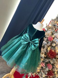 Our enchanting Knee Length flower girl dresses are sure to turn heads! This beautiful elegant sophisticated dress is handmade, the bodice consists of soft Hunter Green velvet material, the back of the dress consists of a hunter green satin detachable bow, with zipper for closure. The skirt consists of 4 Hunter Green layers of tulle with the top layer consisting with sowed in pearl beads. The fifth layer is made of lining with crinoline for fullness.  Dress Is Pictured with a petticoat NOT INCLUDED https://www.etsy.com/listing/1316417982/white-knee-length-petticoat-wedding?click_key=41cb8b0ae4587efa582b0a433f3f5e0cde12aec0%3A1316417982&click_sum=af1df37b&ref=shop_home_active_1 Visit our store, more items to come!  https://www.etsy.com/shop/LittledarlnBoutique?ref=profile_header CUSTOM MEASU Christmas Dress Green, Cake Winter, School Cosplay, Cosplay Photoshoot, Junior Girl Dresses, Green Velvet Dress, December Wedding, Christmas School, Elegant Sophisticated