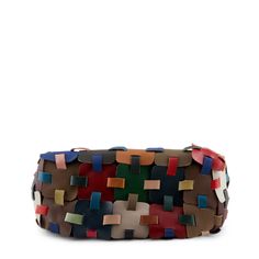 Estilo L'Artiste HB-Acolchado:
 
Los cuadrados multicolores de 3" de cuero genuino están unidos por todas partes con tiras de cuero en contraste de arriba a abajo y de adelante hacia atrás. Cada bolso único y colorido se puede usar en la mano con correas de cuero planas con respaldo de lona ajustables o cruzado para la comodidad de tener las manos libres con nuestra correa de hombro combinada de cuero y lona ajustable y extraíble. Este bolso grande de cuero flexible se adapta de inmediato a los contornos de su cuerpo y será una adición bienvenida a su vida diaria y el equipaje de mano perfecto para sus viajes en avión, tren y automóvil también. Compartimento superior con cierre único con pared interior y bolsillos de almacenamiento con cierre para un fácil acceso a artículos más pequeños. Modern Multicolor Leather Shoulder Bag, Multicolor Woven Leather Bags, Multicolor Square Leather Shoulder Bag, Multicolor Woven Leather Shoulder Bag For Everyday Use, Modern Multicolor Leather Bags, Multicolor Woven Leather Rectangular Bag, Quilted Handbag, Spring Step Shoes, Quilted Handbags