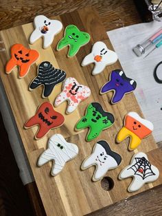 Dental Hygiene Cookies Decorated, Dental Fall Decor, Teeth Cookies Decorated, Pumpkin Painting Ideas Dental, Dentist Halloween Decorations, Dental Office Halloween Decorations, Dental Halloween Ideas, Tooth Cookies Decorated, Tooth Doodle