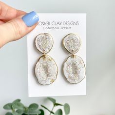 THESE ARE STUNNING IN PERSON! It's difficult to show you how gorgeous these really are. Perfect for a wedding, as a bride or for the agate/geode statement earring wearer.  Handmade polymer clay Agate geode druzy dangle earrings. Features a polymer clay agate base with white and shimmering pearl, and gold foil accents. Sparkly rock technique geode centers that sparkle with iridescent colors on both sides--it's a double sided beauty! This gives the geode center its beauty!  Approximately 2.5 inches Each agate/ geode is unique and pairs will be as similar in size and coloring as possible. White Pierced Crystal Earrings As Gift, White Pierced Crystal Earrings For Gifts, White Crystal Pierced Earrings As Gift, Elegant Wedding Earrings Made Of Resin, White Resin Teardrop Jewelry, White Teardrop Resin Jewelry, White Resin Jewelry For Parties, Handmade Resin Jewelry For Weddings, Geode Jewelry