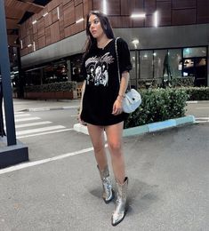 Maria Luiza Modas on Instagram: "Night com lookinho que amo 🖤✨ Tee Over + Bota western 🤌🏼 SHOP NOW Chame uma vendedora ou compre online link na bio ✨📲 Cupom: ML10 ✨ 10%OFF para sua primeira compra!! www.marialuizamodas.com.br #marialuizamodas #ootd #night #modafeminina #faschion #nomundodasdespojadas" Bota Western Look, Look Bota Western, Metallic Cowgirl Boots, Metallic Cowgirl, Bota Western, Botas Western, Cowgirl Look, Bota Country, Western Shop