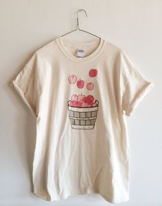 Hand Printed and Hand Drawn! This is a 100% cotton screen printed t shirt with a hand drawn bushel basket filled with apples. Its perfect for fall! The shirt shown here is Natural and printed in red and brown ink. // PROCESS: All of our items are individually hand printed by either me or Apple Shirt, Fruit Shirt, Food Shirt, Gardening Gift, Screen Printing Shirts, Boxing T Shirts, Polo T Shirts, Fruit Print, Fall Shirt