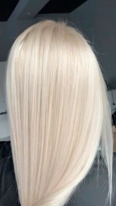 Platinum Blonde Hair With Green Eyes, Cream Platinum Blonde Hair, Light Blonde Hair Aesthetic, Low Light Blonde, Vanilla Hair Color, Natural Platinum Blonde Hair, Bleach Hair Ideas, Cool Toned Blonde Hair