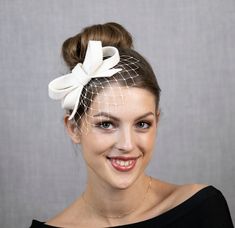 Cute small and minimalist style bow fascinator from fur felt (velour felt). It can be ordered in light ivory white (actually looks like normal white colour, maybe not pure white or sharp snow white) and cream white (cream shade is a bit yellowish tone of white). Write me in personalization, which shade you want your fascinator. *Choose from the variations, do you want it with the net or without. *Choose from the variations your favourite attatchment option: clip, comb or headband . Looking simil Fascinator Hats Outfit, Feather Hair Pieces, Bow Fascinator, Bridal Cap, Pink Hair Clips, Face Veil, Derby Fascinator, Cream White Color, Feather Hair Clips