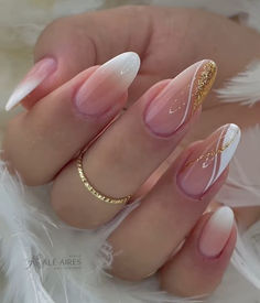 Tenha unhas deslumbrantes sem esforço e no conforto de casa! Neutral Birthday Nails Almond, Classy Birthday Nails, Rounded Acrylic Nails, Quick Nail Art, Magic Nails, Amazing Nails, Fancy Nails Designs, Pointed Nails, French Acrylic Nails