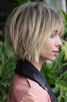 Short Choppy Haircuts For Round Face, Short Textured Bob With Curtain Bangs, Short Piecy Hair Cuts, Round Bob With Bangs, Short Messy Bob Choppy Layers Thick Hair, Best Short Haircuts For Round Faces, Hair Styles For Round Face Shape, Hair Cuts For Round Face Shape, Cute Short Bob Hairstyles