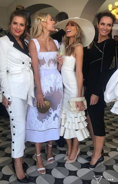 Queens Plate Horse Race Outfit, Classy Races Outfit, Outfits For The Races Ladies Day, Womens Race Day Outfits, Horse Polo Outfits For Women, Darby Day Races Fashion, Horse Race Attire For Women, Chester Races Outfit